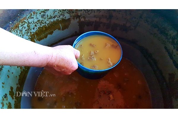 Bí quyết nấu rượu Mía Nà Rọ nổi tiếng xứ Lạng cải tiến quy trình chưng cất theo phương thức mới