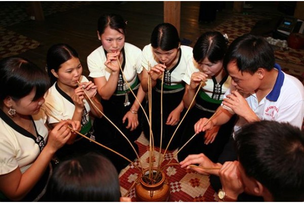 Nghề nấu rượu cần truyền thống và văn hoá uống rượu cần ở Tây Nguyên